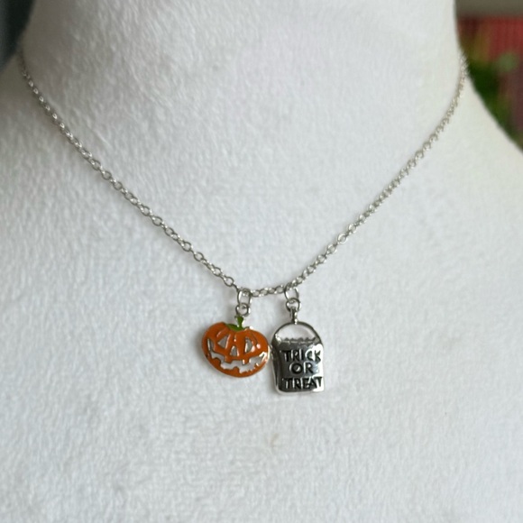 🎃 Cookie Lee Pumpkin and Silver Tone 🍬Trick or Treat Necklace - Picture 8 of 10
